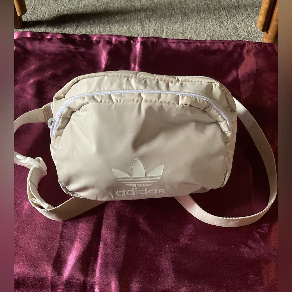 💪🏻 EUC Adidas Fanny Pack.